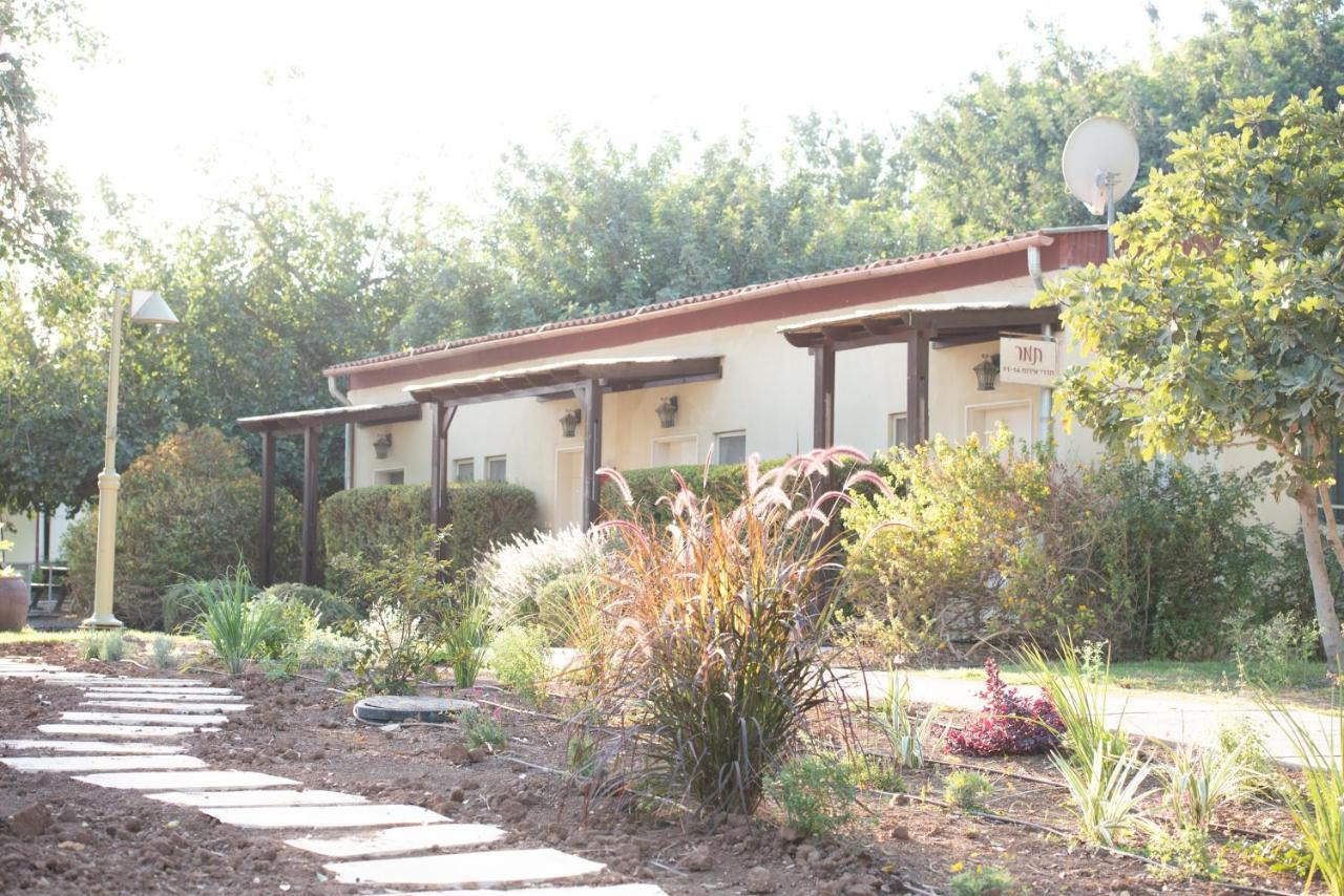 Kibbutz Tiratzvi - Country Lodging Tirat Zevi Bagian luar foto