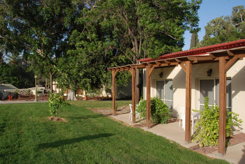 Kibbutz Tiratzvi - Country Lodging Tirat Zevi Bagian luar foto