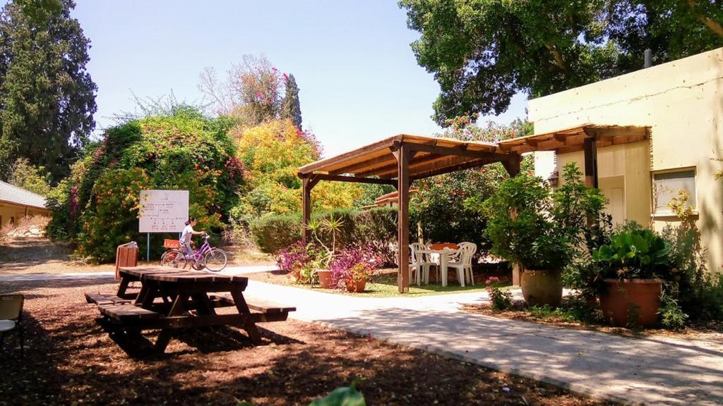 Kibbutz Tiratzvi - Country Lodging Tirat Zevi Bagian luar foto